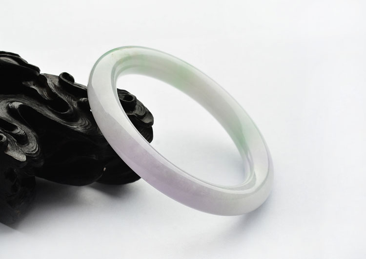 (超值推荐)糯冰种淡春带彩圆条手镯（55.4mm）
