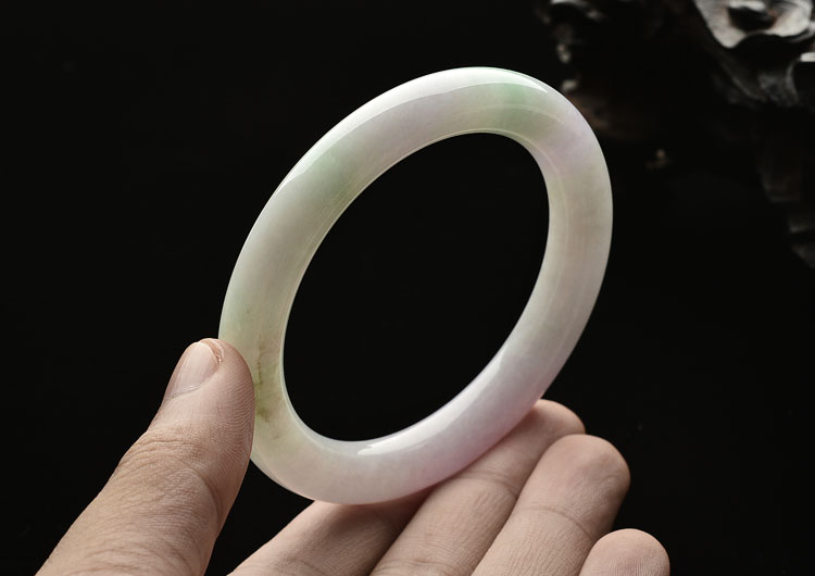 (超值推荐)糯冰种淡春带彩圆条手镯（55.4mm）