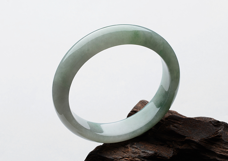 (超值推荐)糯冰种晴水略飘花手镯（56.8mm）