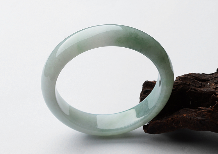 (超值推荐)糯冰种晴水略飘花手镯（56.8mm）