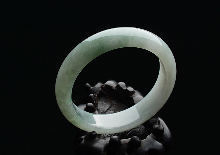 (超值推荐)糯冰种晴水略飘花手镯（56.8mm）