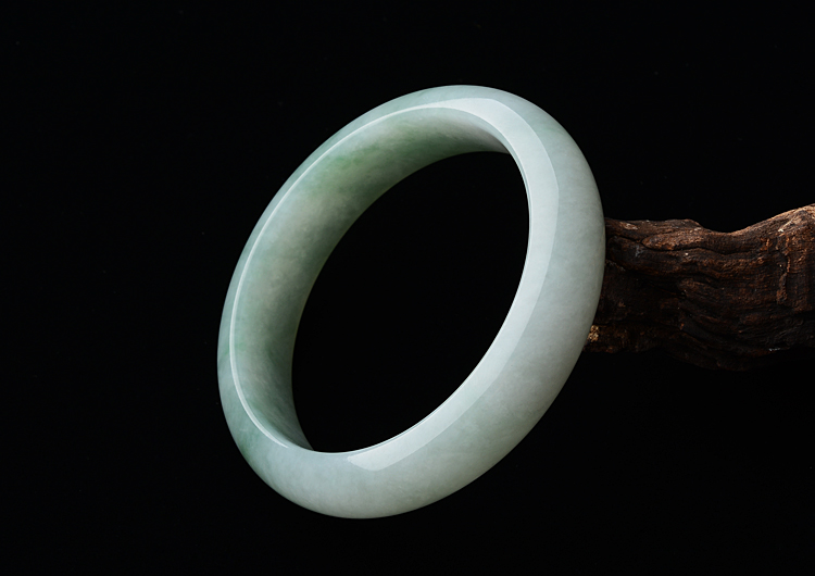 (超值推荐)糯冰种晴水略飘花手镯（56.8mm）