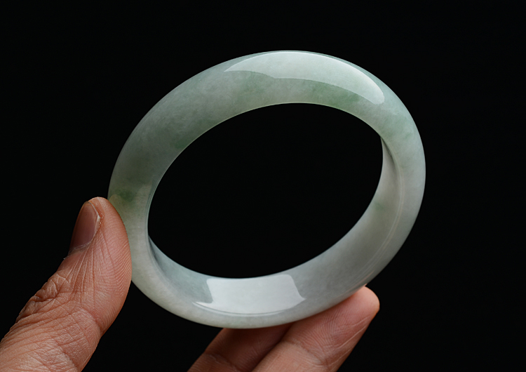 (超值推荐)糯冰种晴水略飘花手镯（56.8mm）