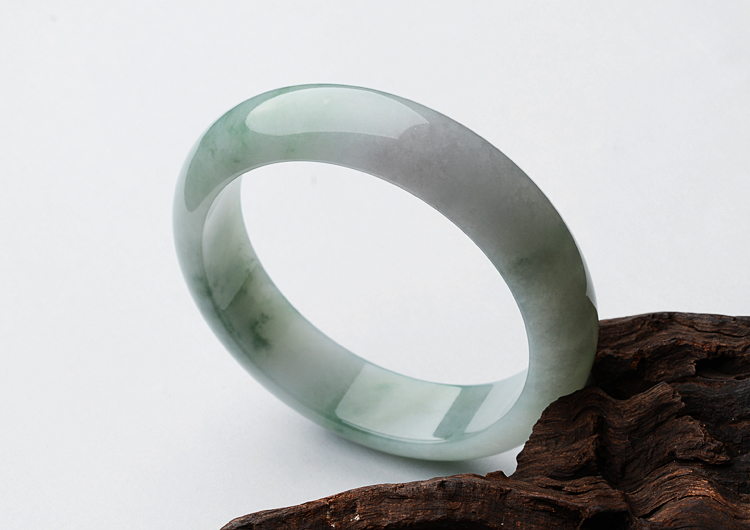 (超值推荐)糯冰种晴水略飘花手镯（57.5mm）