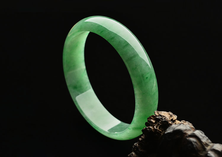 (超值推荐)糯冰种翠色手镯（56.3mm）