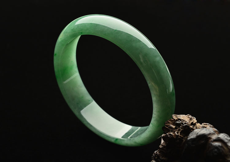 (超值推荐)糯冰种飘翠手镯（56.6mm）