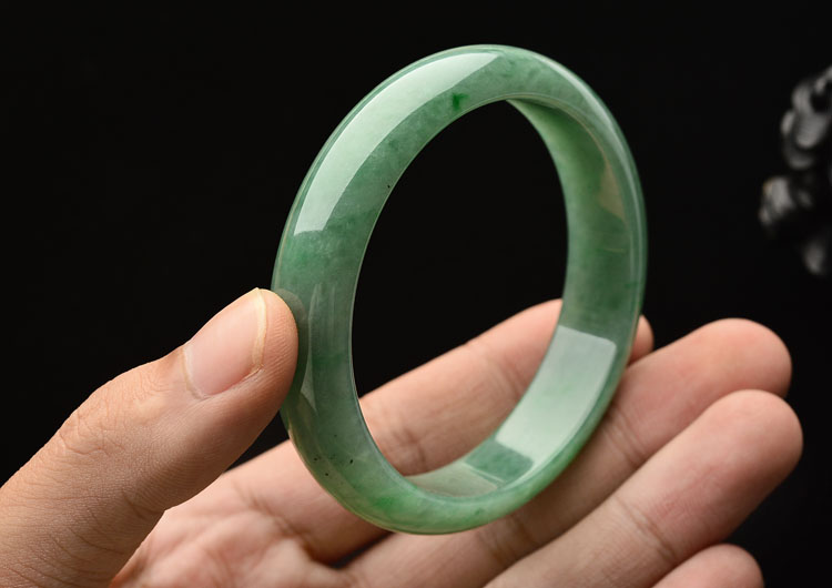 (超值推荐)糯冰种飘翠手镯（56.6mm）