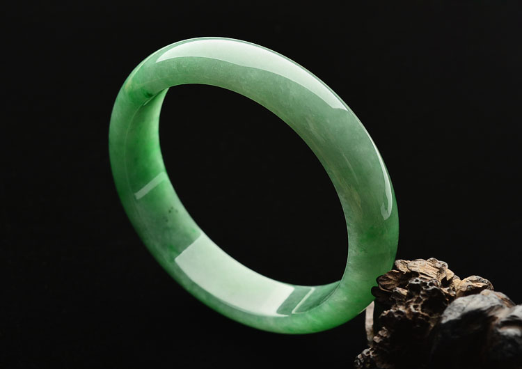 (超值推荐)糯冰种飘翠手镯（55.7mm）