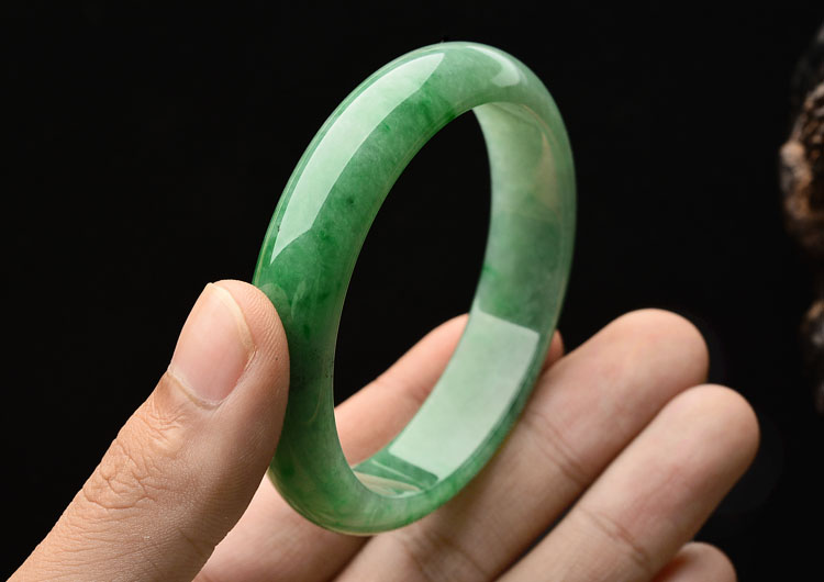 (超值推荐)糯冰种飘翠手镯（55.7mm）
