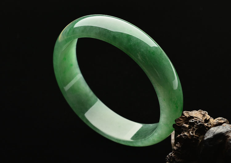 (超值推荐)糯冰种飘翠手镯（56.6mm）
