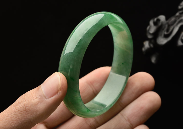 (超值推荐)糯冰种飘翠手镯（56.6mm）