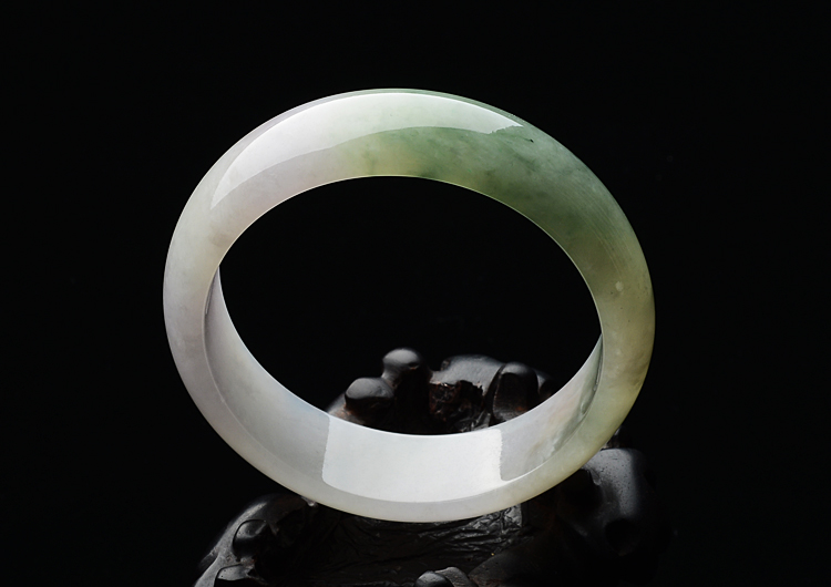 糯冰种淡春带彩手镯（54.8mm）