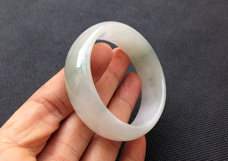 糯冰种略飘花贵妃镯（53.5mm-48.5mm）