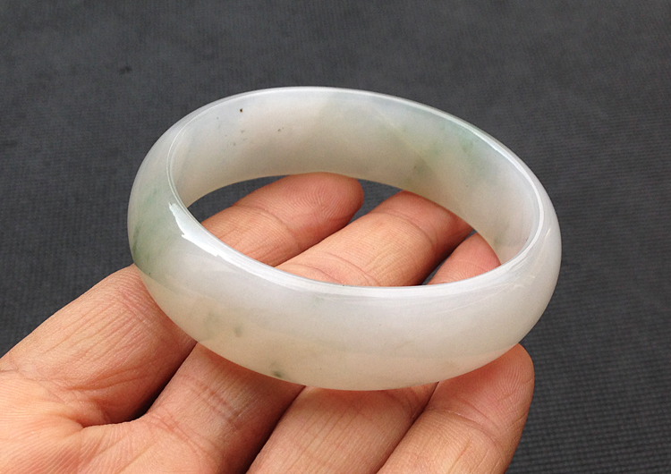 糯冰种略飘花贵妃镯（53.5mm-48.5mm）