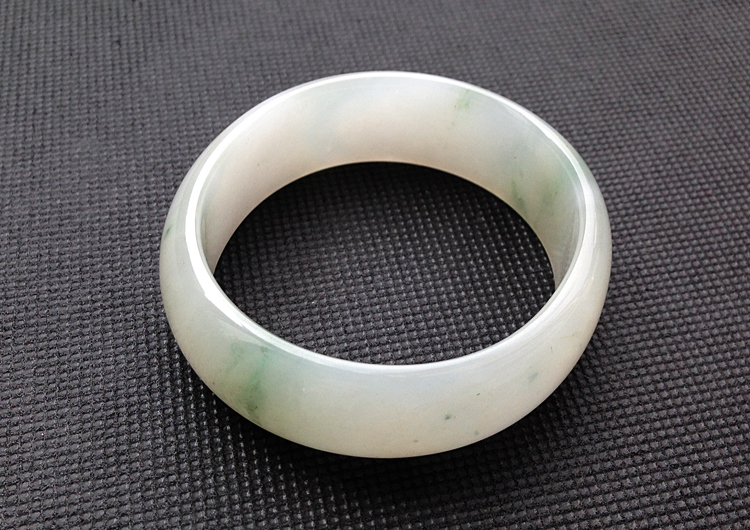 糯冰种略飘花贵妃镯（53.5mm-48.5mm）