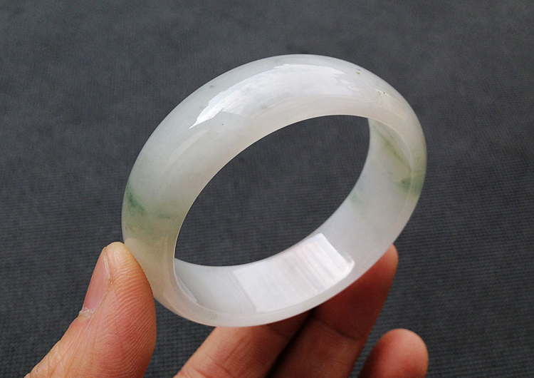 糯冰种略飘花贵妃镯（53.5mm-48.5mm）