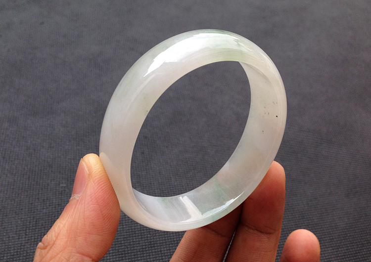 糯冰种略飘花贵妃镯（53.5mm-48.5mm）