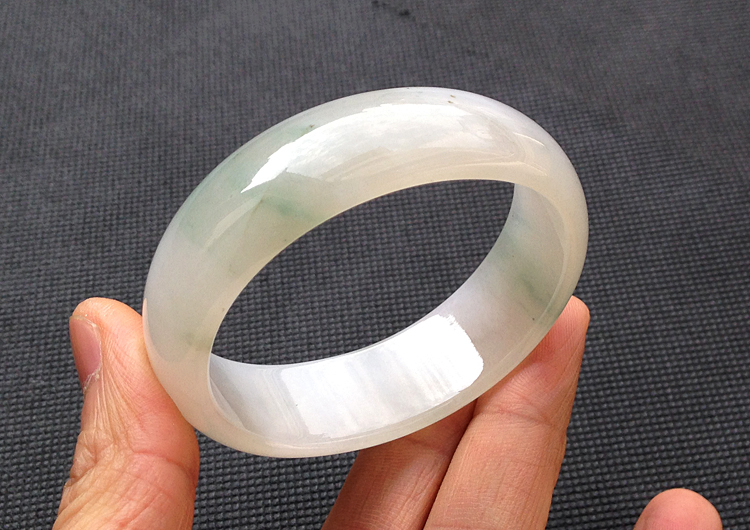 糯冰种略飘花贵妃镯（53.5mm-48.5mm）
