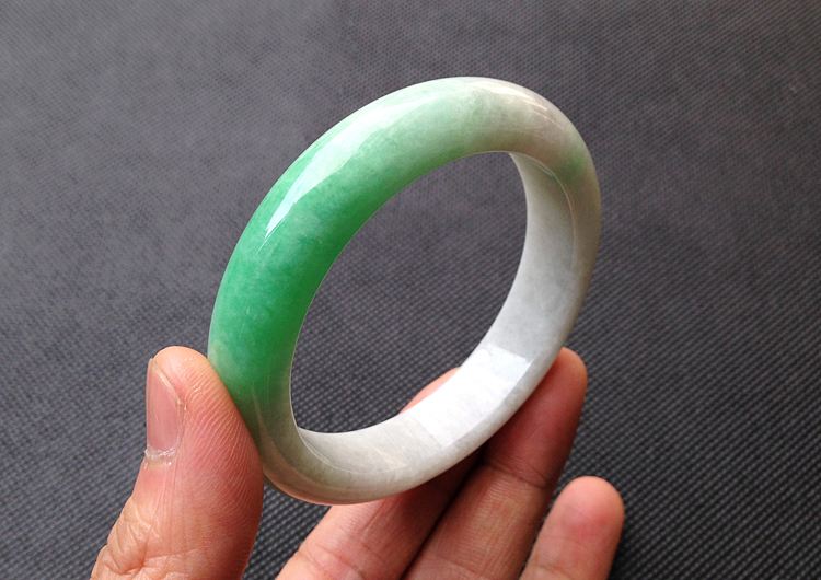 糯冰种翠色手镯（52.5mm）