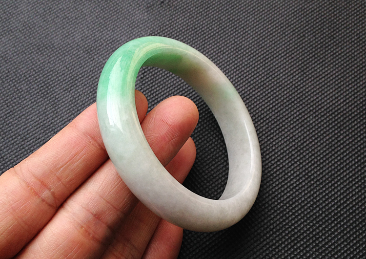 糯冰种翠色手镯（52.5mm）