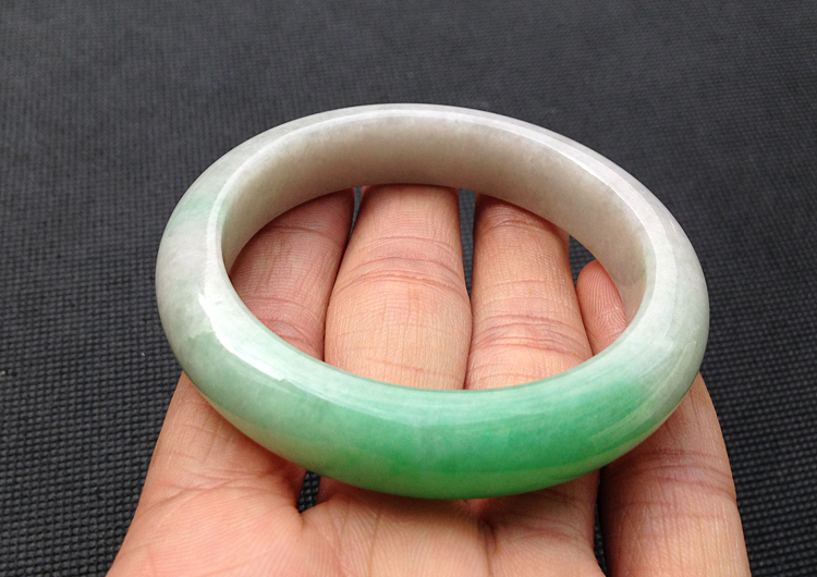 糯冰种翠色手镯（52.5mm）