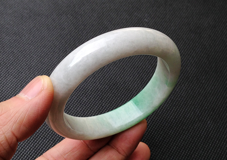 糯冰种翠色手镯（52.5mm）