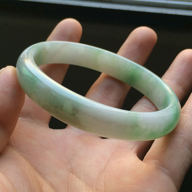 (超值推荐)糯冰种飘花贵妃镯（57.6mm-50.5mm）