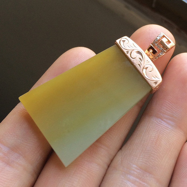 糯冰种黄翡素牌挂件