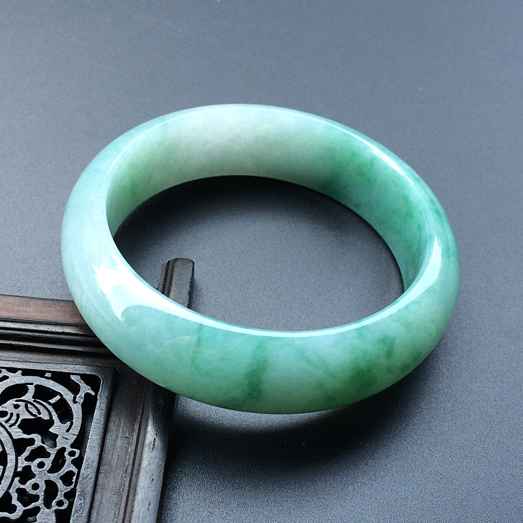 (超值推荐)糯冰种飘翠手镯（55.5mm）