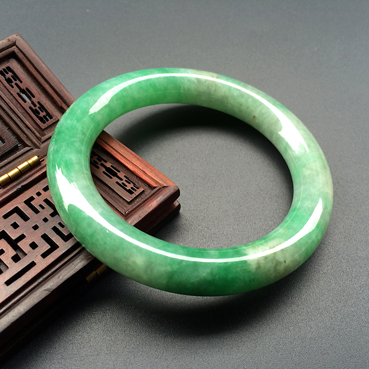 糯冰种翠色圆条手镯（55.8mm）