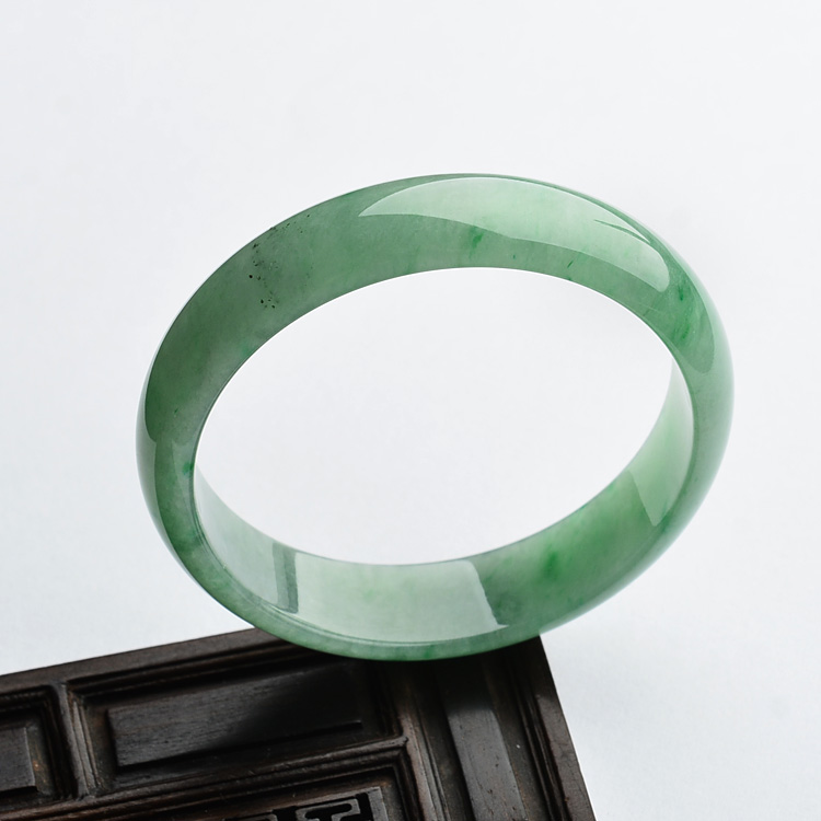 (超值推荐)糯冰种翠色手镯（56.5mm）