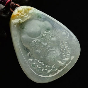 冰种飘花略带黄翡达摩挂件