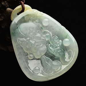 冰种略飘花略带黄翡达摩挂件