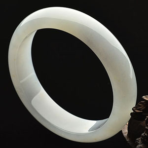 糯冰种晴水略飘黄翡手镯(55.6mm)