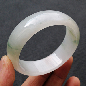 糯冰种略飘花贵妃镯（53.5mm-48.5mm）