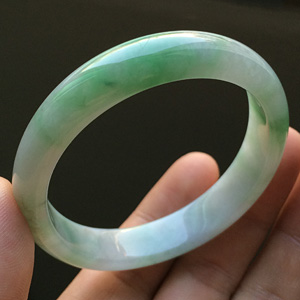 (超值推荐)糯冰种飘花贵妃镯（57.6mm-50.5mm）