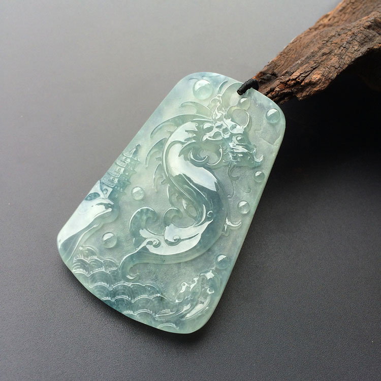 冰玻种晴水略飘花龙牌挂件