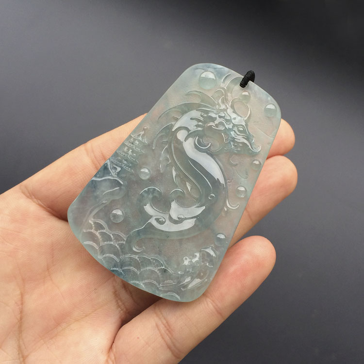 冰玻种晴水略飘花龙牌挂件