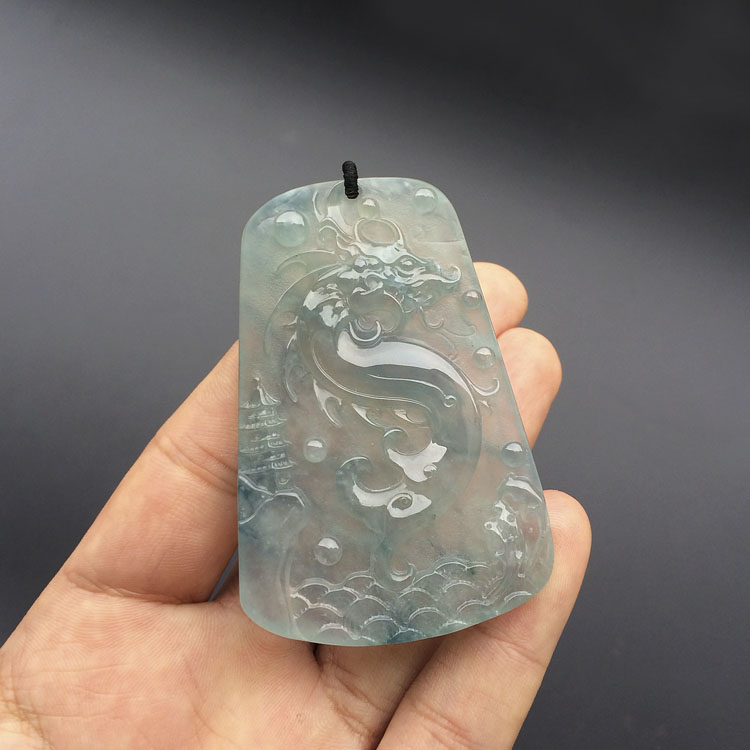 冰玻种晴水略飘花龙牌挂件