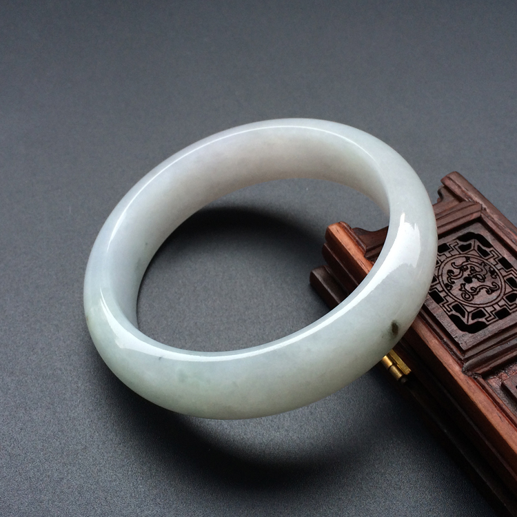 (超值推荐)糯冰种白色手镯（56.5mm）