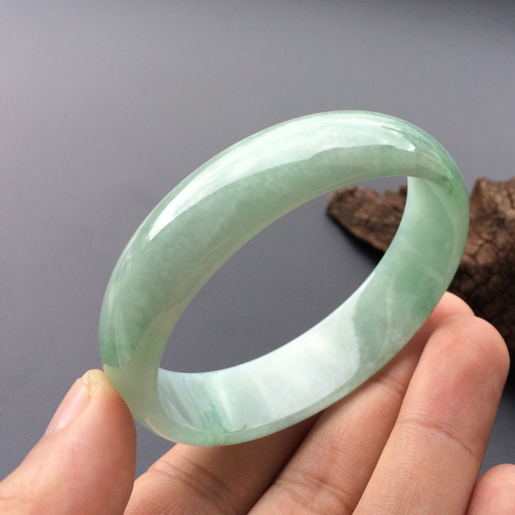 糯冰种绿晴水贵妃镯（55.7-49.9mm）