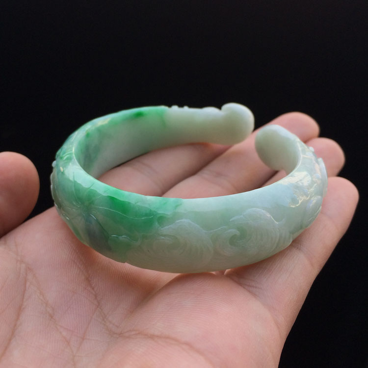 糯冰种翠色雕花手镯（54.5mm）