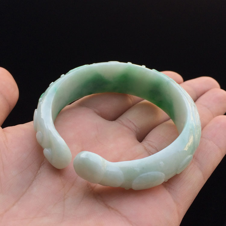 糯冰种翠色雕花手镯（54.5mm）