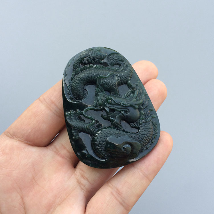 糯冰种墨翠龙牌挂件