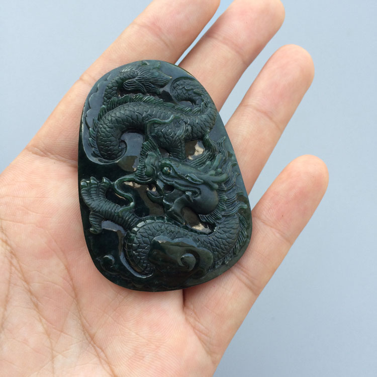 糯冰种墨翠龙牌挂件