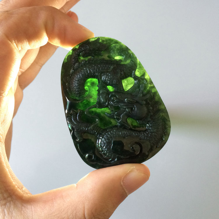 糯冰种墨翠龙牌挂件