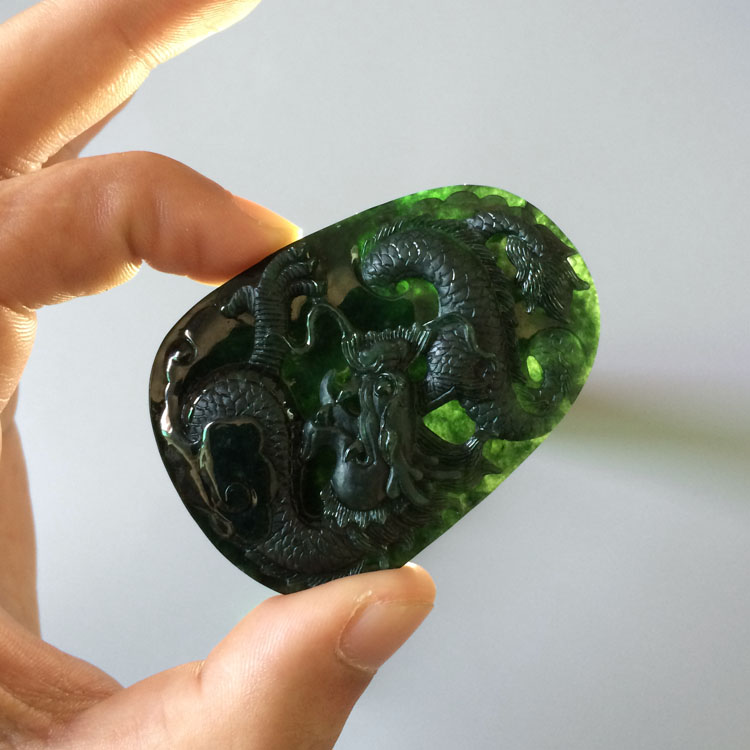 糯冰种墨翠龙牌挂件