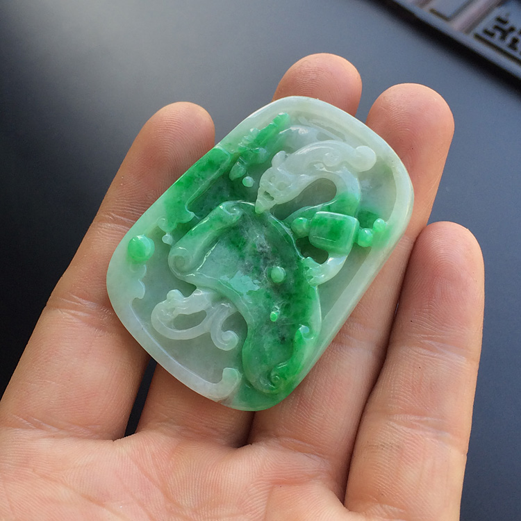 糯冰种翠色仿古龙牌挂件