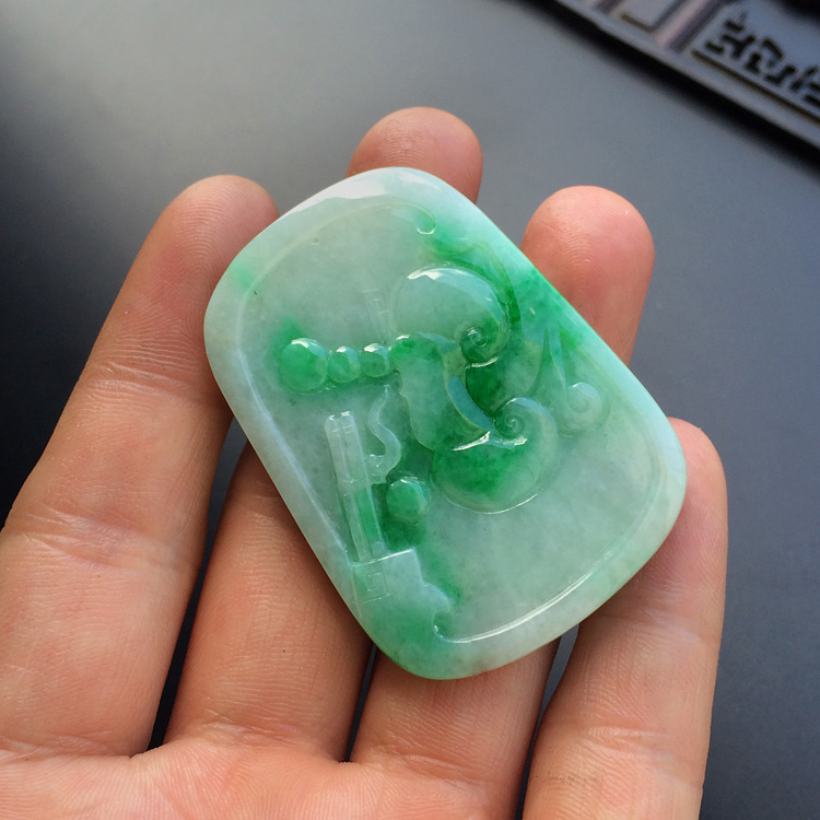 糯冰种翠色仿古龙牌挂件