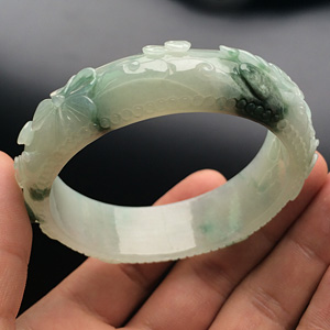 糯冰种飘花雕花手镯（54.2mm）